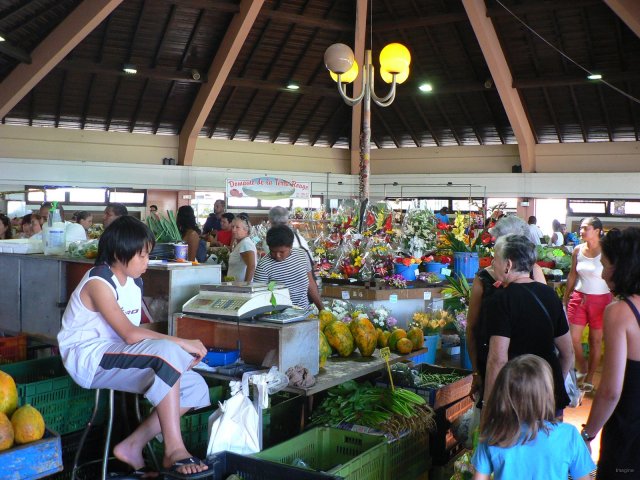 26- Dans le marche de Noumea 